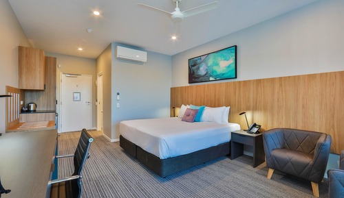 Deluxe Suite, 1 King Bed, Balcony, Garden View
