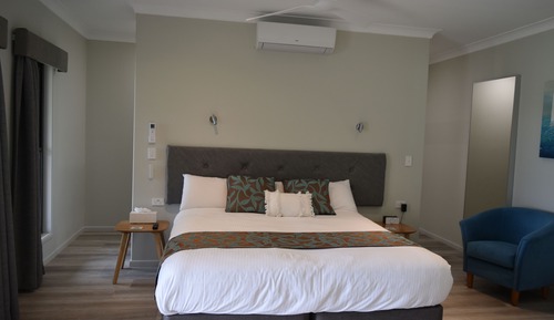 Deluxe Room, 1 King Bed, Non Smoking, Jetted Tub