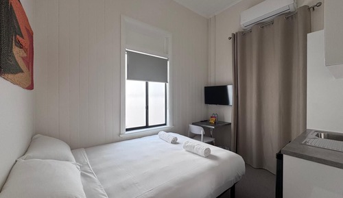 Cliveden Double With Shared Bathroom & A/C