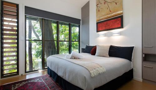Deluxe Two-Bedroom House with Lake View
