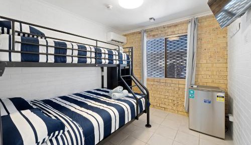 Basic Triple Room with Shared Bathroom