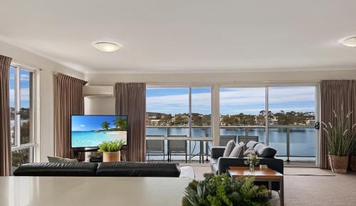 Two-Bedroom Apartment - Lake View - 5 Night min.