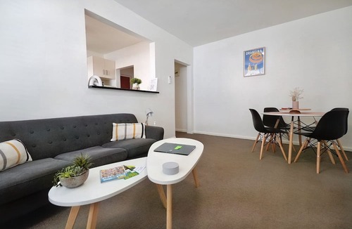 St. Kilda East Apartment | Spacious Secure Ground Level 1 Bedroom Apartment