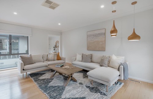 Waramanga House | Modern 3BR with gardens in Waramanga