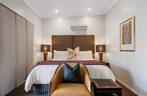 Warwick Hotel | 53 on Victoria