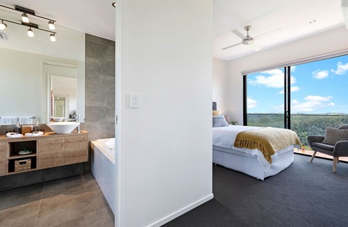 Booroobin Apartment | Luxury 2 Bedroom Cabins - Best Views in Maleny