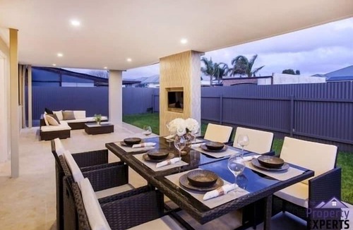 Richmond House | Lovely 3BR House w/secure carport, only 5min drive to Airport, City and Beaches