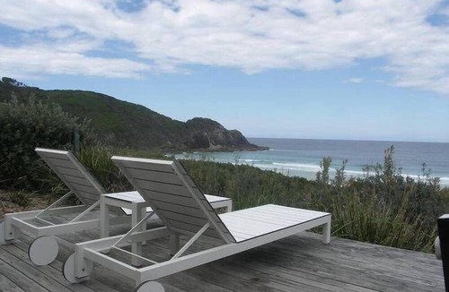 Boomerang Beach House | TAMBAC, Amazing Water Views - 3 min walk to the beach!