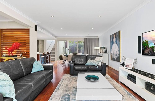 North Coogee House | Walk to Beach Coastal Home in Coogee