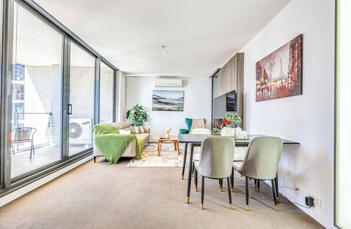 Melbourne Central Business District Apartment | StayAU Leisure 2BR Modern CBD Apt
