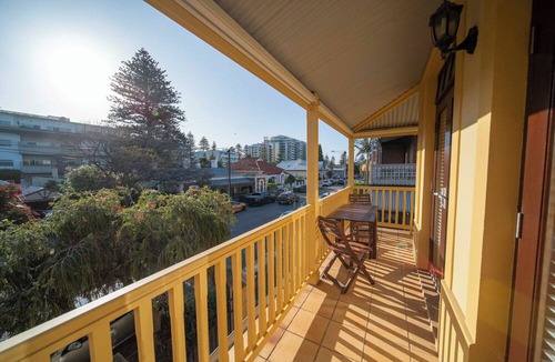 Glenelg Villa | Cozy Home with fireplace 5mins to beach