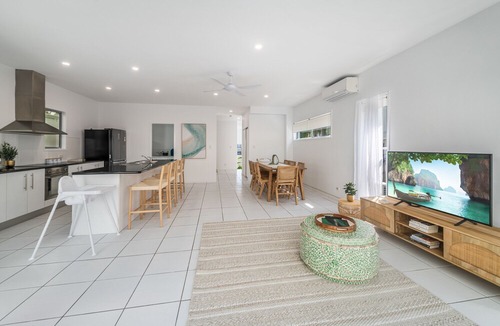 Alexandra Headland House | Retreat in the Heart of Alex - 3BR sleeps 11, Pool