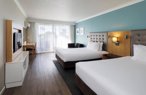 Main Beach Hotel | Sea World Resort