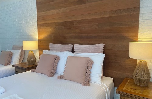 Beachmere Hotel | Beachmere Palms Motel