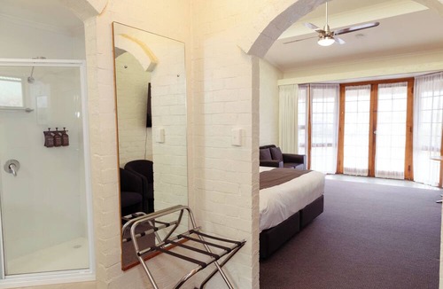 Devonport Hotel | Barclay Motor Inn