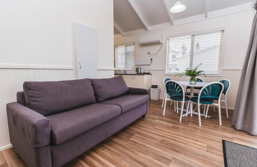 Batehaven Hotel | Clyde View Holiday Park