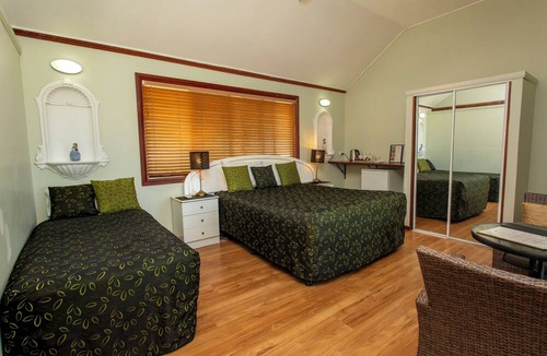 Redcliffe Bed & Breakfast | Ainslie Manor Guests House