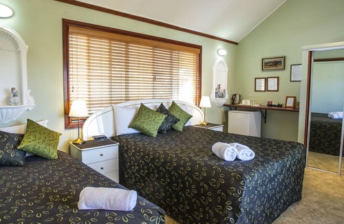 Redcliffe Bed & Breakfast | Ainslie Manor Guests House
