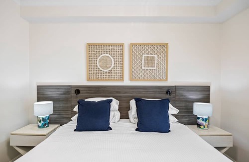 Alexandra Headland Apartment | Beachside 2-Bed with Pools, Gym, BBQ and Parking