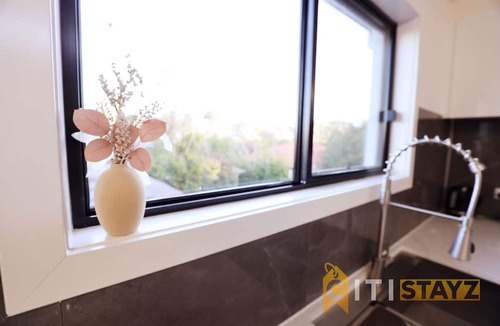 Lyons House | Lavish in Lyons - 3bd 2bth spacious & modern home