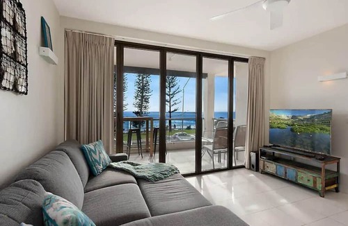 Alexandra Headland Apartment | Alexandra Headland Beach - Stunning Views ZF9