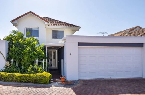 Sandstone Point House | Picturesque Water Views