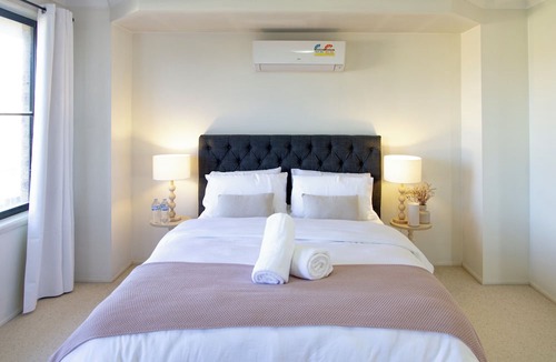 Prestons House | Spacious, Sunlit & Recently Renovated Family Home - 4BD & Hotel Quality Bedding