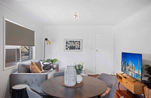 Windsor Apartment | Windsor Cosy 2-Bedroom Unit in Quiet Neighborhood