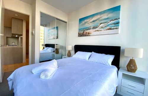 Adelaide Central Business District Apartment | Luxury CBD Beach Vibes-Queen Bed-Gym-BBQ