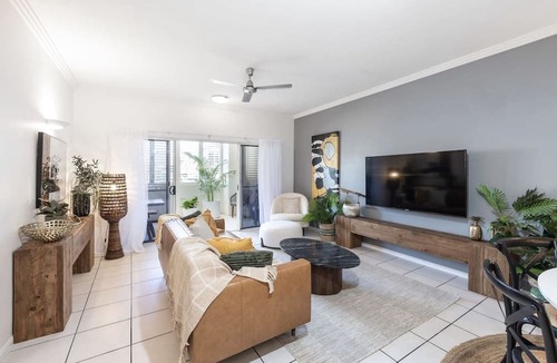 Cairns Central Business District Apartment | Luxury City Escape – Stylish 3-Bedroom Apartment with Balcony & Rooftop Pool!