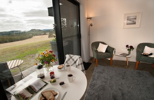 Woodend Apartment | Hanging Rock Views, Queen Suite in classic bush setting