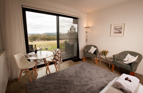 Woodend Apartment | Hanging Rock Views, Queen Suite in classic bush setting