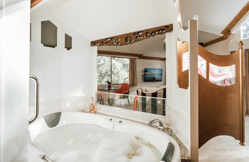 Olinda Apartment | Enchanted Spa Hideaway with Serene Views: Romantic Nature Escape for Couples