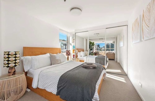 New Farm Apartment | Fab! ~ Skyline City, Water + Story Bridge Views