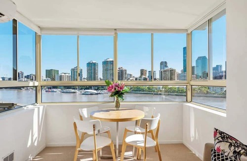 New Farm Apartment | Fab! ~ Skyline City, Water + Story Bridge Views