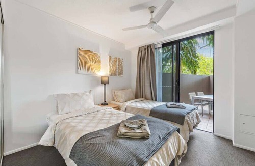 Kangaroo Point Apartment | Resort Living < 10mins CBD ~ 2Bed/2Bath/1Car