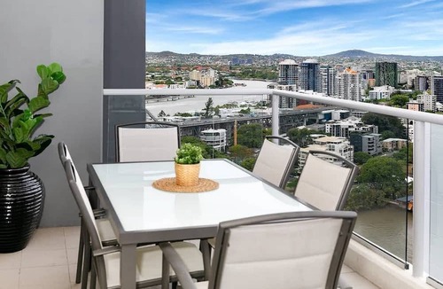 Brisbane Central Business District Apartment | City & River Views | Brisbane CBD Family Apartment