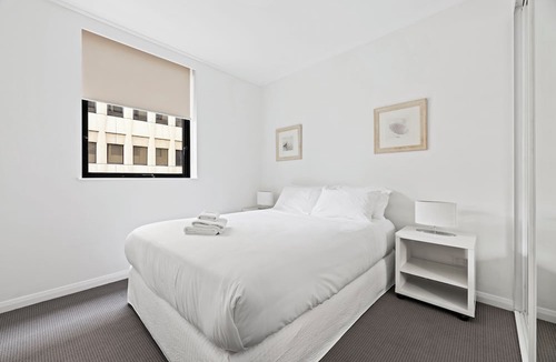 North Sydney Apartment | Central modern North Sydney 2 bed apartment with gym and pool