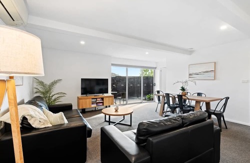 Warrane Apartment | "The Retreat" with car park 10 min to CBD/Airport.