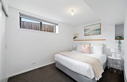 Warrane Apartment | "The Retreat" with car park 10 min to CBD/Airport.