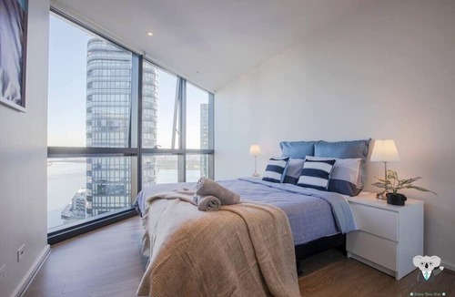 Docklands Apartment | KOZYGURU | DOCKLANDS | HIGH LEVEL WATERVIEW | 1BED | POOL | VDO883