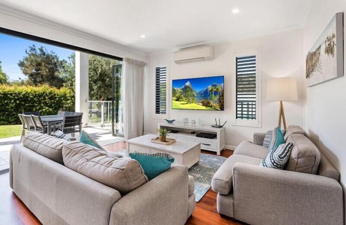 Marcoola Apartment | 4 Bedroom Luxury Beach House - with Private Pool Rooftop Spa