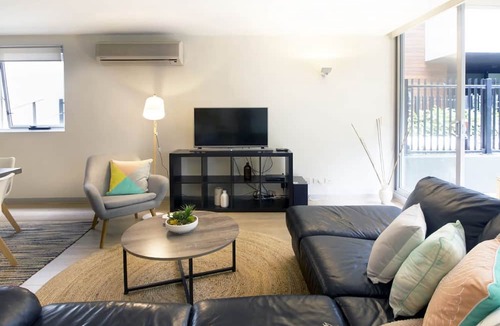Port Melbourne Apartment | 250m from the beach.Gym/lap pool access,Parking, pet friendly, outdoor area, BBQ