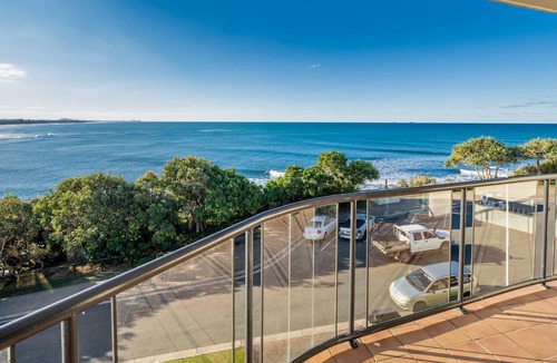 Moffat Beach Apartment | Oceanfront Views at Moffat Beach + Rooftop Terrace