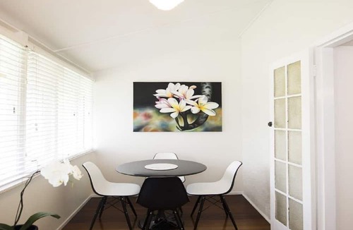 New Farm Apartment | 'Aotea' - Inner City Art Deco Oasis