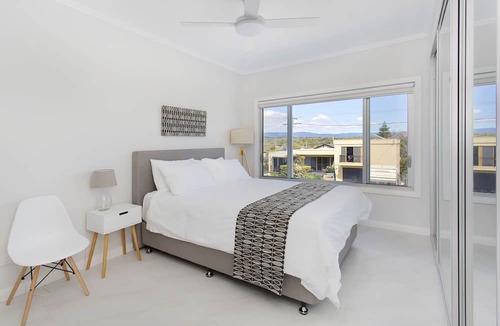 Warilla Apartment | Absolute Beachfront Holiday Apartment w Panoramic Ocean Views