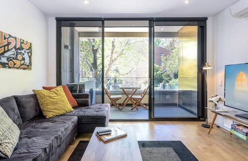 Carlton Apartment | Cosmo Stays- Peaceful 2BR Designer Apartment. Fabulous Location. Free Parking.