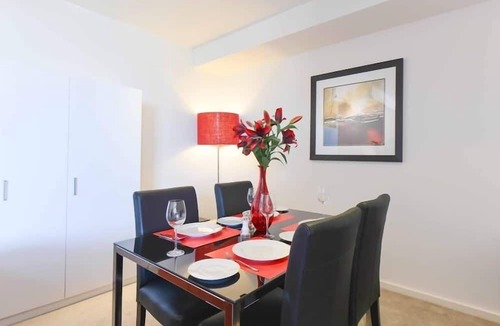 Port Melbourne Apartment | StayCentral - Spacious Seaviews (Port Melbourne) - Bay Street Port Melbourne - 1 Bedroom, 1 Bed, 1 Bathroom, 1 secure parking spot.