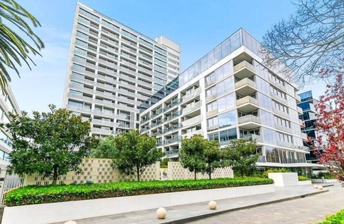 Melbourne Apartment | Pride Fawkner Apt Bayview LX Free Parking Pool Gym