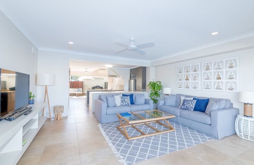 Noosaville House | Noosa Entrance Waterfront Resort